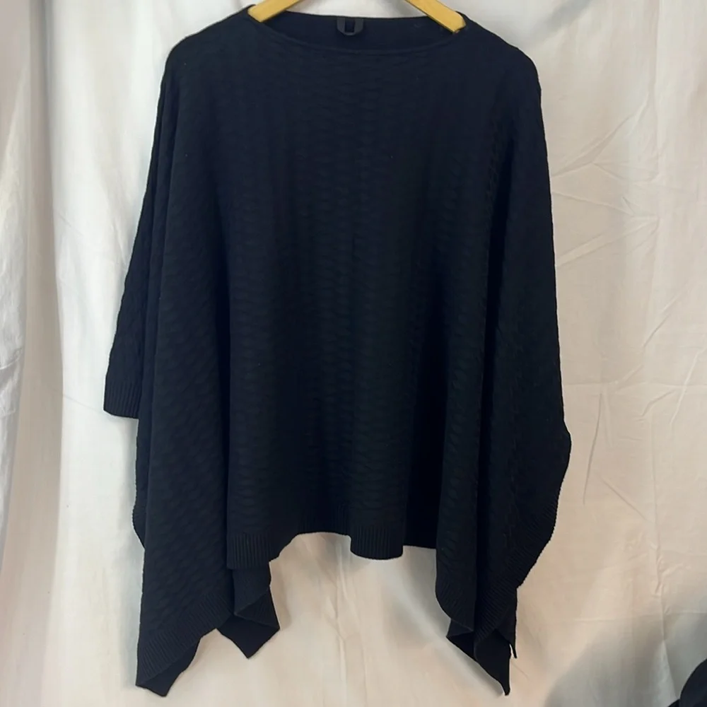 Lululemon Divinity Poncho Scarf Woven, Black, One Size. Chic Workout Coverup